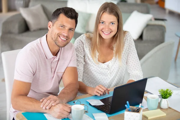 Pareja Usando Ordenador Portátil Sala Estar —  Fotos de Stock