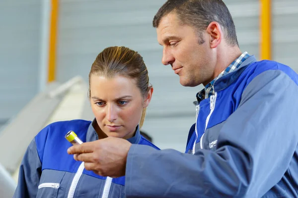 Team Van Monteurs Werken Garage — Stockfoto