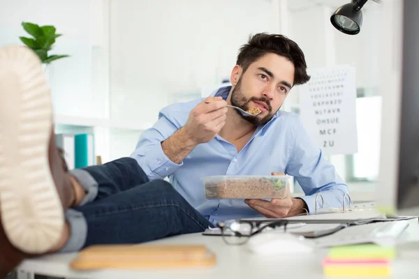 Man Äter Arbetsplatsen Med Fötterna Skrivbordet — Stockfoto