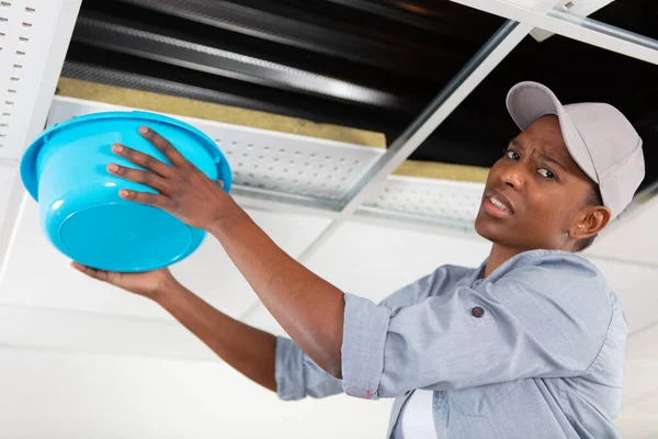 Mujer Preocupada Sosteniendo Cubo Mientras Agua Gotea Del Techo — Foto de Stock