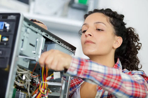 Engenheiro Feminino Bonito Casa Trabalhando Tecnologia — Fotografia de Stock