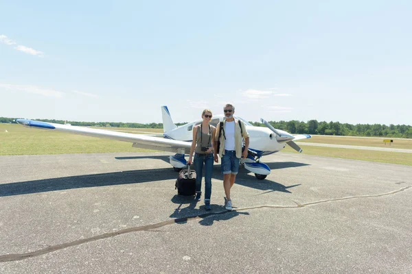 Par Flygfältet Går Iväg Från Lätta Flygplan — Stockfoto