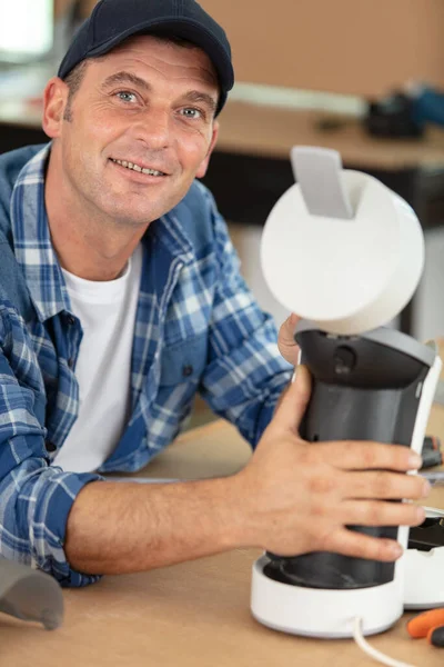 Homem Reparar Máquina Café Cozinha — Fotografia de Stock