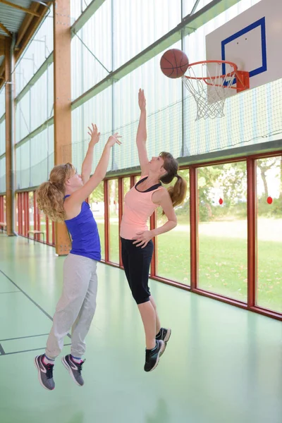Portrait Women Playing Basketball — Stock Photo, Image