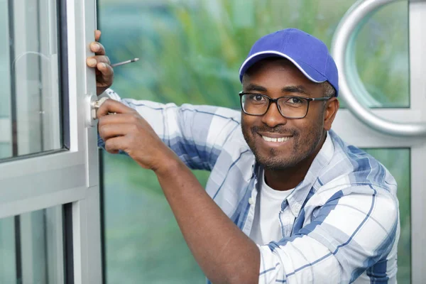 Feliz Sorrindo Homem Trabalhando Como Faz Tudo — Fotografia de Stock