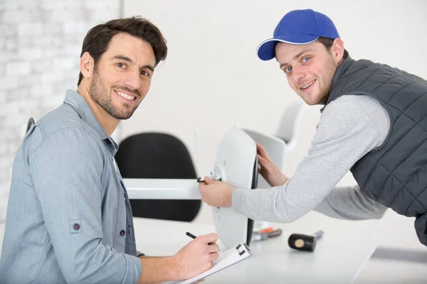 Hombre Montaje Silla Oficina Bajo Supervisión — Foto de Stock