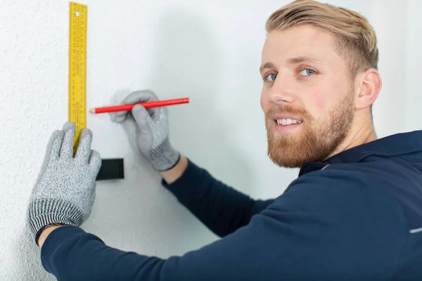 Junger Mann Markiert Mauer Baustelle — Stockfoto