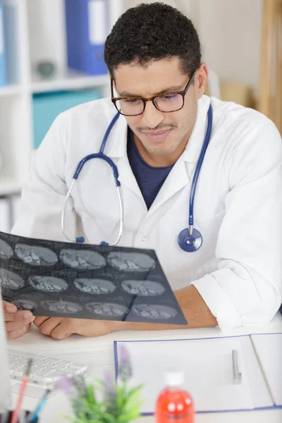 Médico Escritório Olhando Para Resultados Raios — Fotografia de Stock