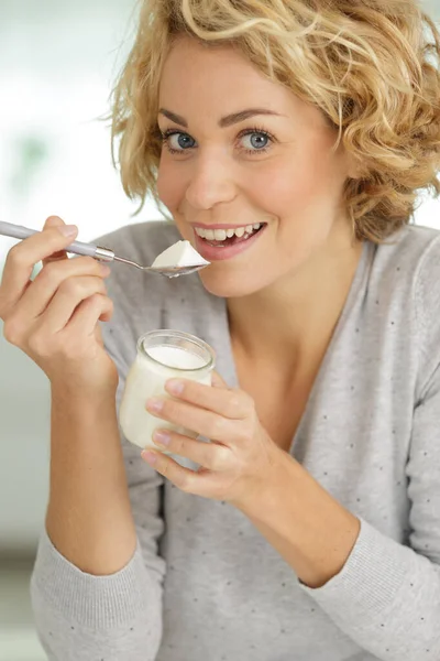 Een Jonge Vrouw Met Yoghurt — Stockfoto