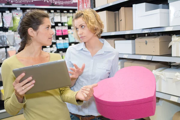 Vrolijke Vrouwen Stationaire Winkel — Stockfoto