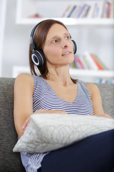 Gülümseyen Kadın Kulaklıkla Müzik Dinliyor — Stok fotoğraf