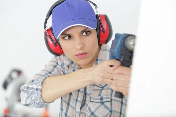 Carpinteiro Feminino Trabalho Usando Máquina Perfuração Mão — Fotografia de Stock