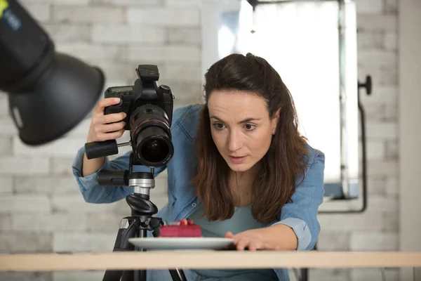 Femme Vlogger Enregistrement Vidéo Pour Canal Alimentaire — Photo