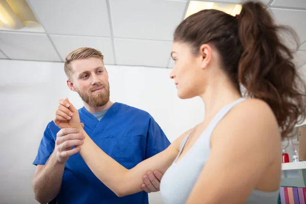 Fisioterapeuta Masculino Dando Masaje Paciente Femenino — Foto de Stock