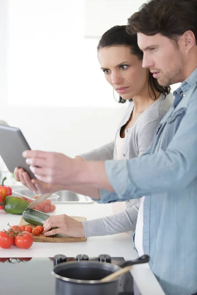 Glückliches Paar Folgt Beim Kochen Rezept Auf Digitalem Tablet — Stockfoto