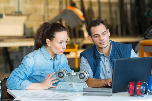 Fabrieksingenieurs Werken Aan Project — Stockfoto