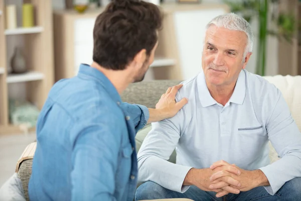 Père Fils Adulte Profitant Une Soirée Tranquille Ensemble Maison — Photo