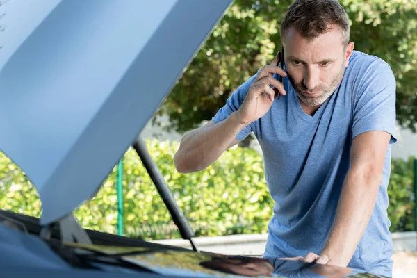Brunett Man Talar Telefon Fastställande Bil Med Öppen Huva — Stockfoto