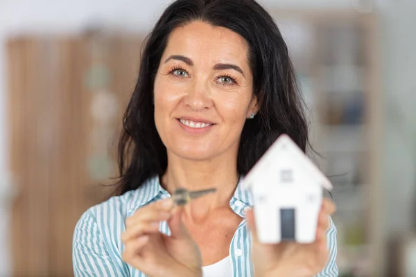 Femme Tient Maison Maquette Clés — Photo