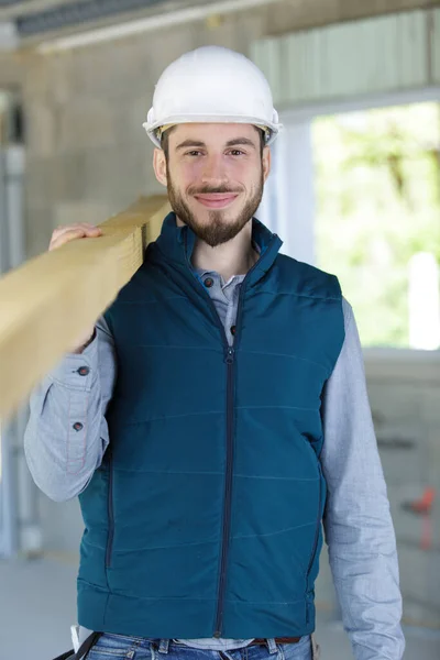 Jovem Comerciante Carregando Madeira Seu Ombro — Fotografia de Stock