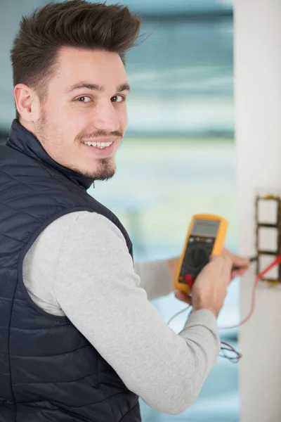 Elektriker Überprüft Steckdose Mit Multimeter — Stockfoto