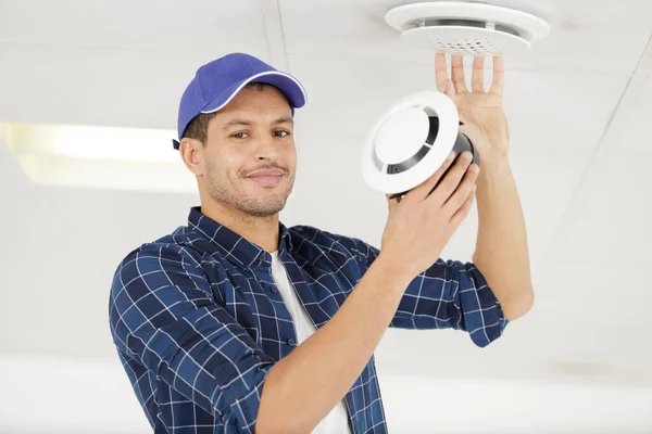 Jonge Mannelijke Technicus Repareert Airconditioner Binnen — Stockfoto