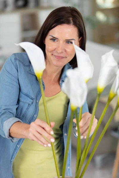 Mooie Vrouw Regelen Arum Lelies — Stockfoto