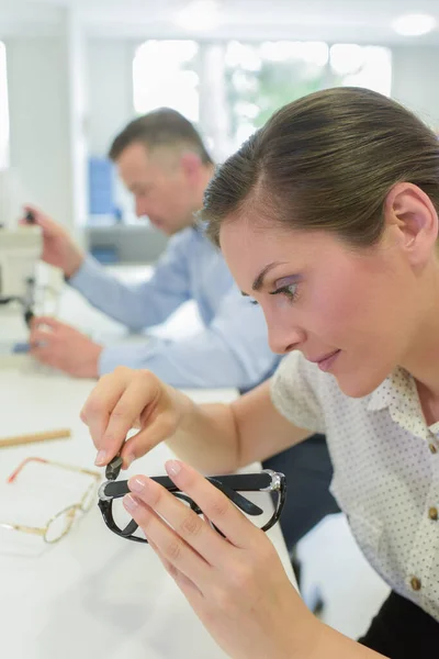 Close Uma Técnica Feminina Fabricação Óculos — Fotografia de Stock