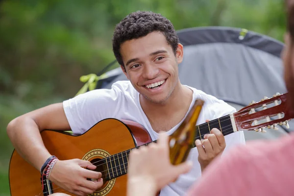 Homem Feliz Tocando Guitarra Fora Tenda — Fotografia de Stock