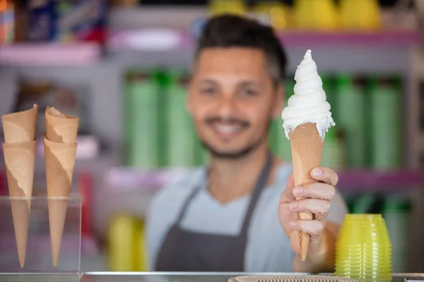 Vendedor Feliz Ofreciendo Helado —  Fotos de Stock