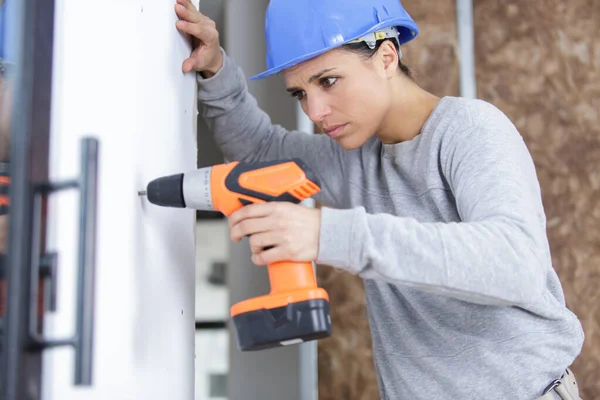 Vrouwelijke Timmerman Met Behulp Van Een Boor Een Hout — Stockfoto