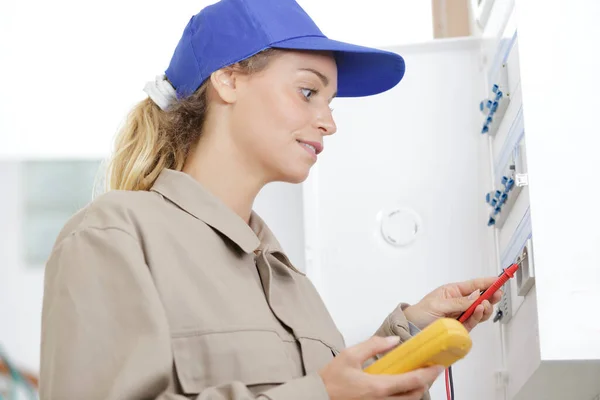 Eletricista Feminino Usando Multímetro Gabinete Disjuntor — Fotografia de Stock