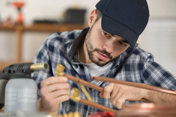 Ingeniero Masculino Serio Está Soldando Tuberías Cooper —  Fotos de Stock