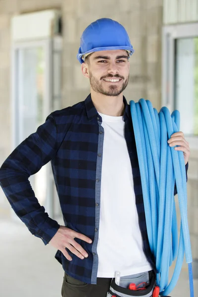 Verticaal Zicht Van Een Knappe Vrolijke Bouwer Met Pijpen — Stockfoto