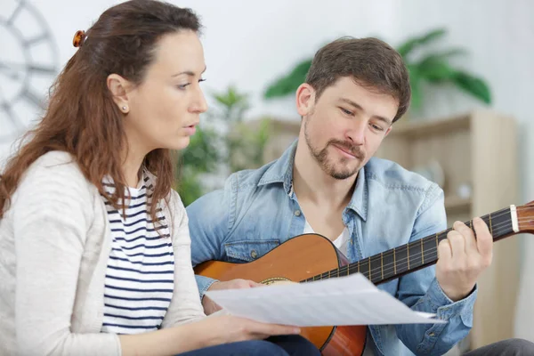 Marido Tocando Guitarra Com Esposa — Fotografia de Stock