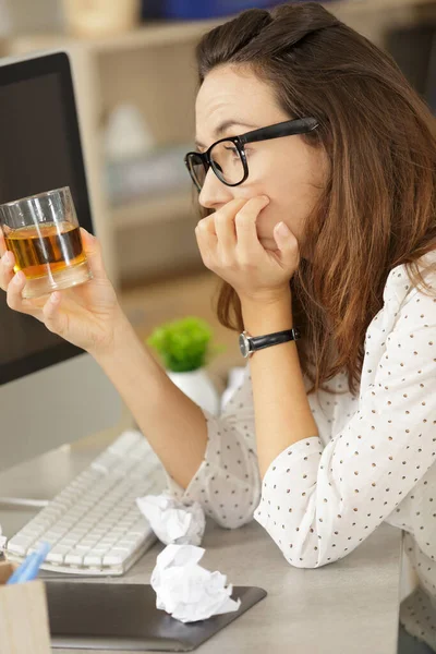 Geschäftsfrau Trinkt Whisky Büro — Stockfoto