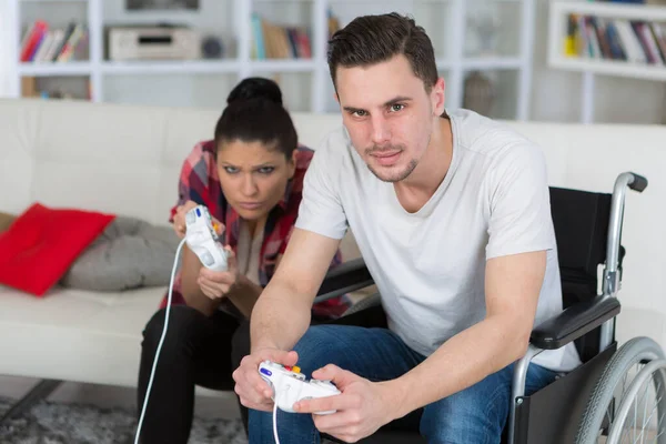 Homem Cadeira Rodas Jogando Videogames Com Sua Namorada — Fotografia de Stock