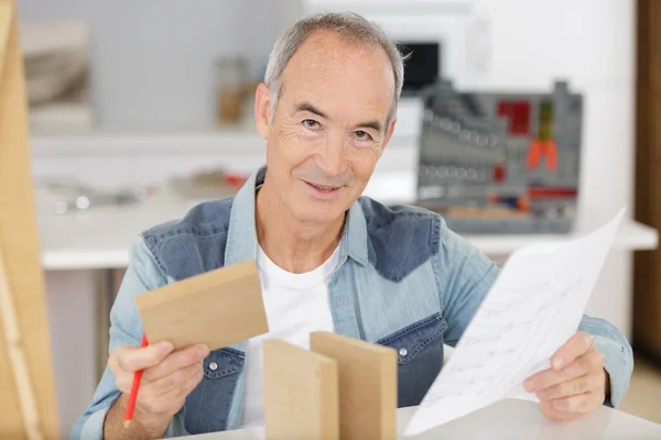 Senior Man Volgens Instructies Voor Het Monteren Van Meubels — Stockfoto