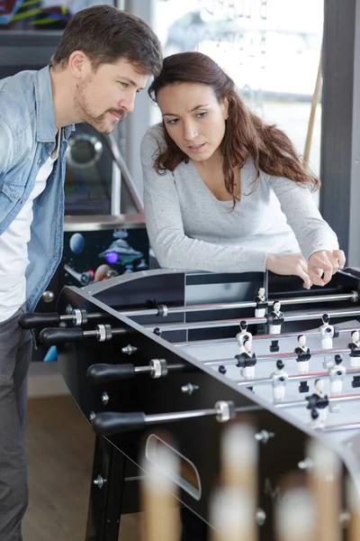 Zwei Freunde Spielen Tischkicker — Stockfoto