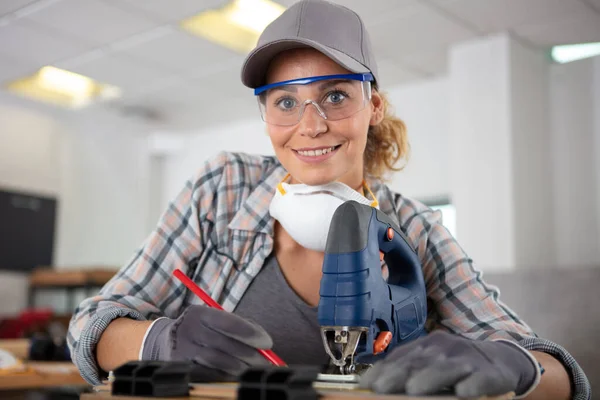 Kvinnlig Träarbetare Poserar Leende Verkstaden — Stockfoto