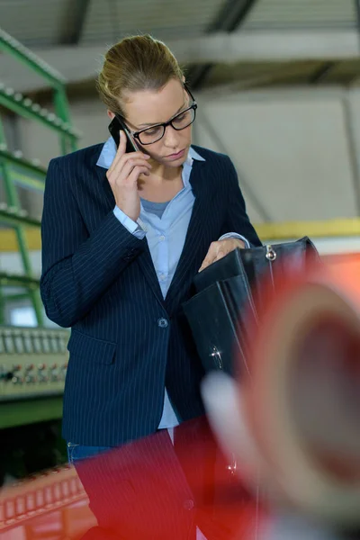 Bizneswoman Patrząc Walizce Podczas Rozmowy Telefonicznej — Zdjęcie stockowe