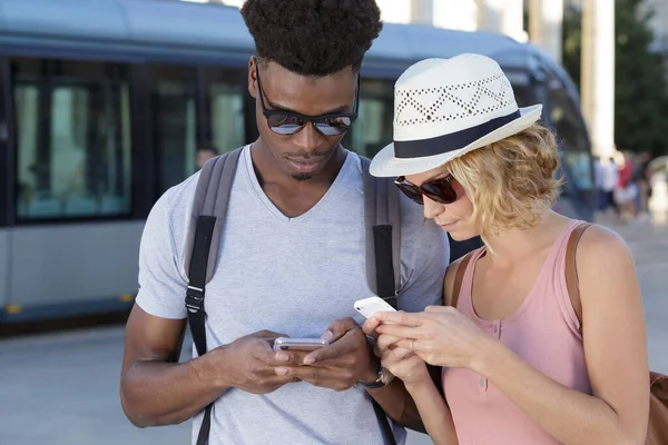 Şehirde Telefon Kullanan Iki Turist — Stok fotoğraf