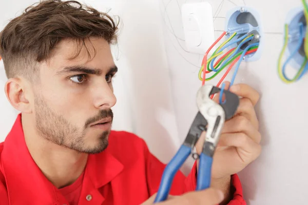 Hombre Trabajando Con Cables Interiores —  Fotos de Stock