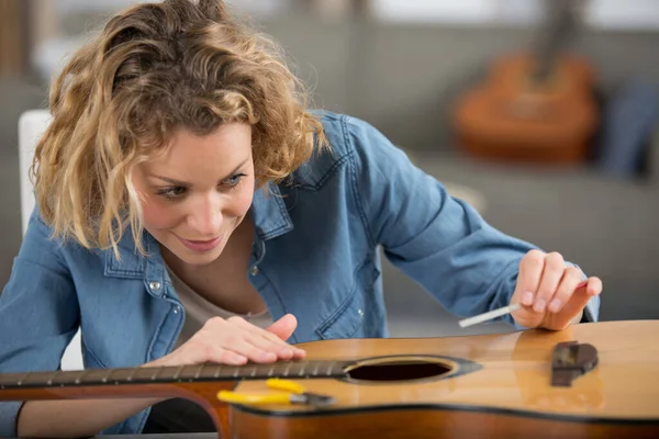 Jeune Jolie Femme Réparer Une Corde Guitare — Photo