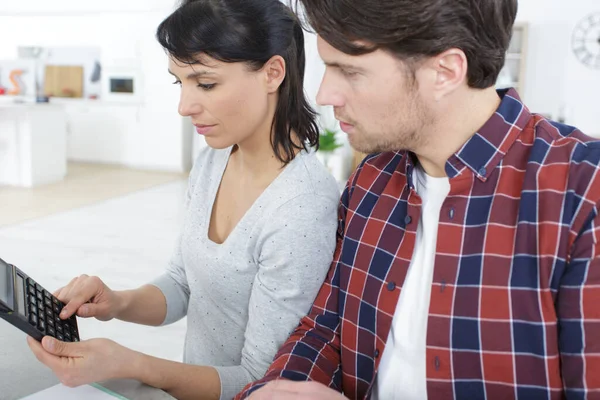 Pareja Casa Usando Calculadora — Foto de Stock