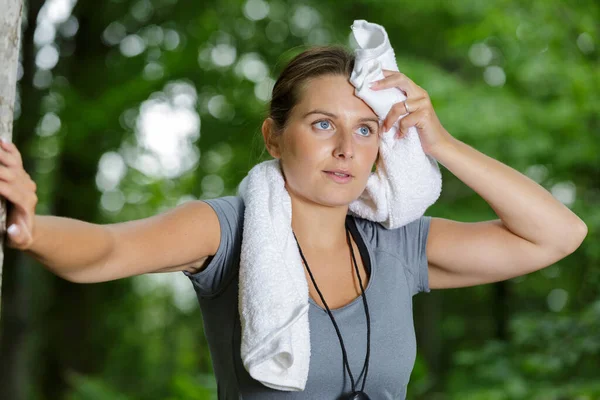 Mujer Bosque Con Una Toalla Después Hacer Ejercicio — Foto de Stock