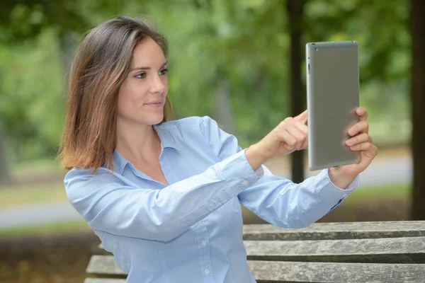 Portret Kobiety Trzymającej Tabletkę Zewnątrz — Zdjęcie stockowe