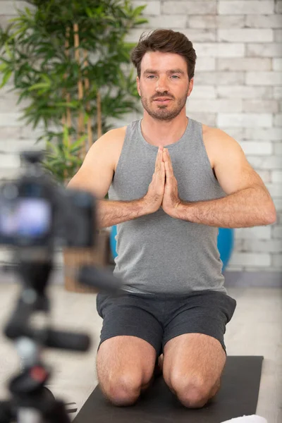 Man Knäböja Bön Pose Att Filma Sin Yoga Praktik — Stockfoto