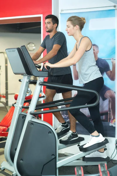 Homem Mulher Usando Máquinas Passo Centro Fitness — Fotografia de Stock