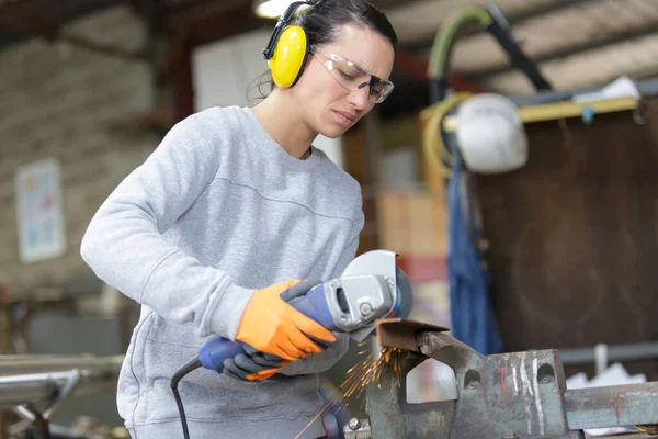 Maestro Profesional Femenino Está Pie Con Sierra Circular Lugar Trabajo —  Fotos de Stock